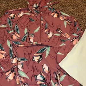 Calistoga by Carrie Underwood pullover floral med
